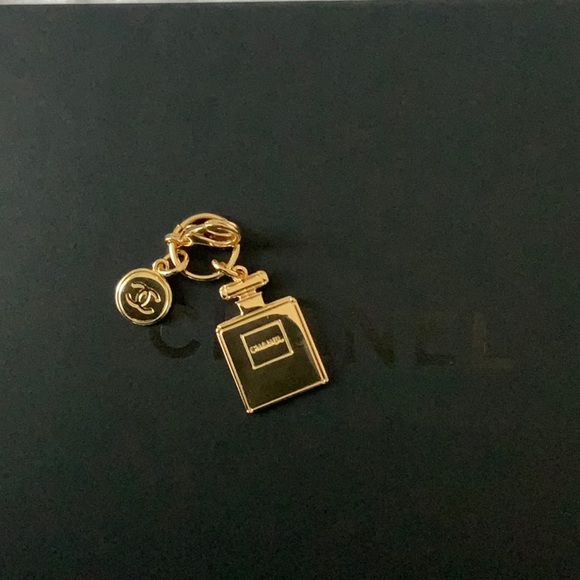 CHANEL Cosmetics Limited Edition Holiday 2022/23 Double Charm - Picture 3 of 3